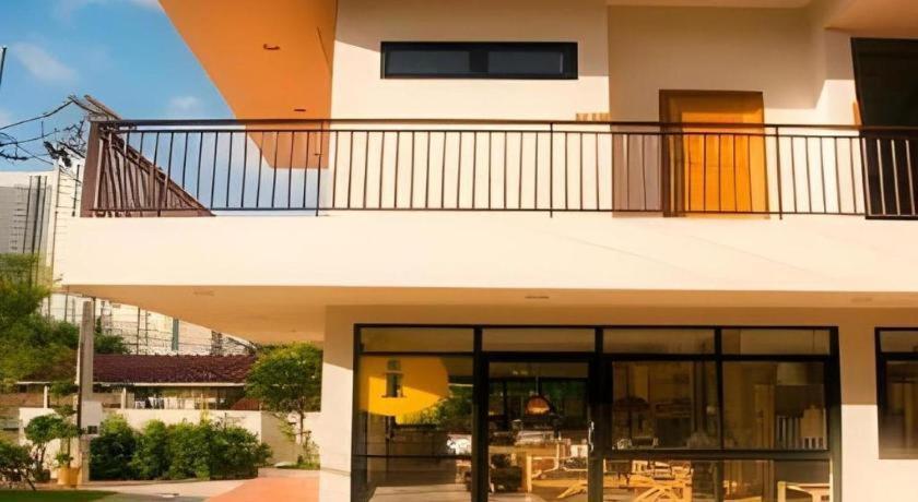 Hotel Yellow Moon 2*