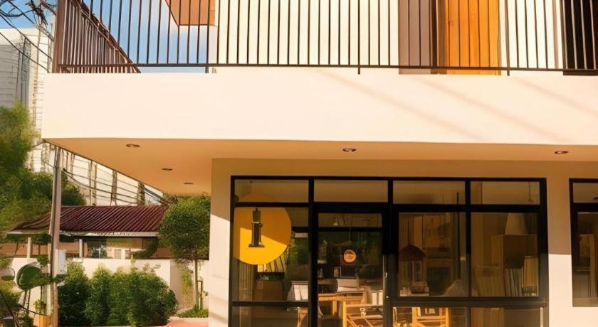 Hotel Yellow Moon